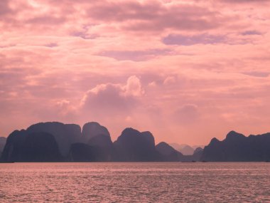 Halong Körfezi, Vietnam 