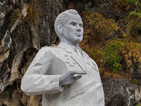 Gherman Titov纪念碑，Ti Top Island，Halong Bay，Vietnam — 图库照片