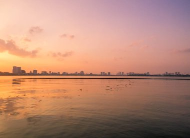 Hanoi, Vietnam 'da Batı Gölü' nde gün batımı 