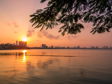Hanoi, Vietnam 'da Batı Gölü' nde gün batımı 