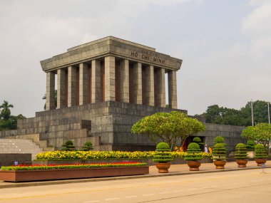 Hanoi, Vietnam 'daki Ho Chi Minh Anıtmezarının manzarası  