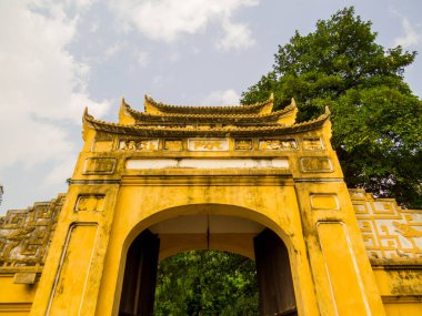 Hanoi, Vietnam 'daki Thang Long İmparatorluk Kalesi' nin girişi görünüyor. 