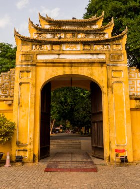 Hanoi, Vietnam 'daki Thang Long İmparatorluk Kalesi' nin girişi görünüyor. 