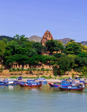 Thap Ba Ponagar (veya Ponagar Kuleleri) ve Cai Nehri manzarası. Nha Trang, Vietnam 'da 