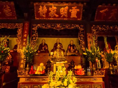 Hanoi, Vietnam - 18 Aralık 2019: Batı Gölü 'ndeki Tran Quoc Pagoda' nın iç mekanı.