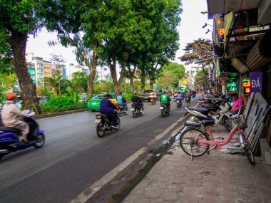 Hanoi, Vietnam - 19 Aralık 2019: Eski kasabada trafik. 