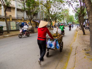 Hanoi, Vietnam - 19 Aralık 2019: Eski kasabadaki işlek cadde.