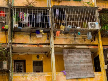 Hanoi, Vietnam - 19 Aralık 2019: Eski şehrin fakir mahallesi. 