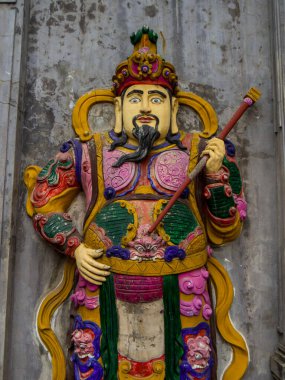 Hanoi, Vietnam - 19 Aralık 2019: Kim Son Pagoda 'nın duvarlarında dekoratif unsurlar.