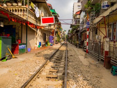 Hanoi, Vietnam - 19 Aralık 2019: ünlü Train Street manzarası 