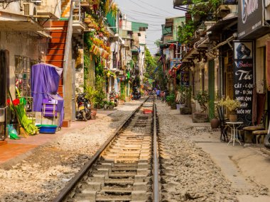 Hanoi, Vietnam - 19 Aralık 2019: ünlü Train Street manzarası. 