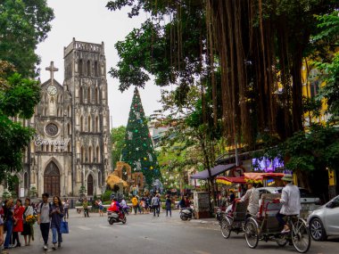 Hanoi, Vietnam - 19 Aralık 2019: Eski kasabadaki St. Joseph Katedrali.