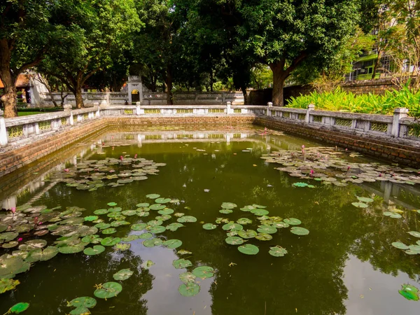 Lagoa Com Lírios Água Templo Literatura Vietnamita Van Mieu Hanói — Fotografia de Stock