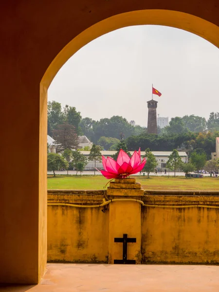 以旗塔为背景图的桑龙皇家城堡 在越南河内 — 图库照片