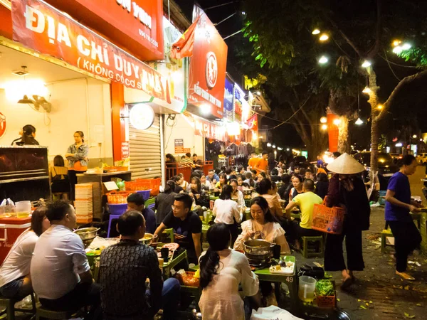 Hanoi Vietnam Diciembre 2019 Restaurantes Callejeros Tradicionales Vietnamitas Casco Antiguo —  Fotos de Stock