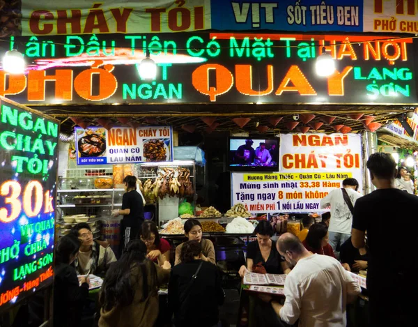 ハノイ ベトナム 2019年12月18日 ダウンタウンの伝統的なベトナム料理店の人々 — ストック写真