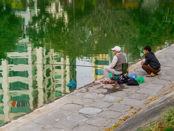 Hanoi Vietnam December 2019 Vissers Aan Het Thu Lake — Stockfoto