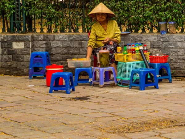 Hanoi Vietnam December 2019 Oude Lokale Vrouw Een Straatrestaurant Oude — Stockfoto