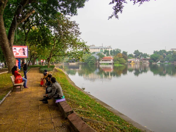 Hanoj Vietnam Prosince 2019 Lidé Sedící Jezera Hoan Kiem — Stock fotografie