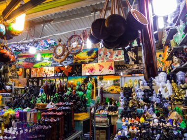Nha Trang, Vietnam - 20 Aralık 2019: Gece Pazarı 'nda hediyelik eşya.