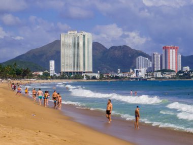 Nha Trang, Vietnam - 21 Aralık 2019: Long Beach 'teki İnsanlar.