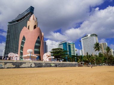Nha Trang, Vietnam - 21 Aralık 2019: Sahil şehri ufuk çizgisi.