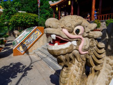 Nha Trang, Vietnam - 23 Aralık 2019 Vininci Lunaparkındaki Kuğular.