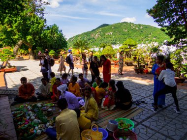 Nha Trang, Vietnam - 23 Aralık 2019 Vininci Lunaparkındaki Kuğular.
