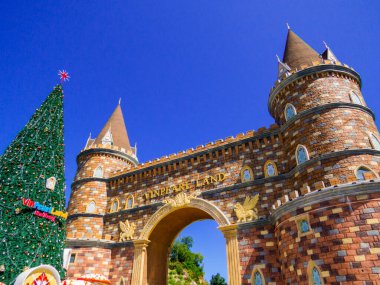 Nha Trang, Vietnam - 23 Aralık 2019 Vininci Lunaparkındaki Kuğular.
