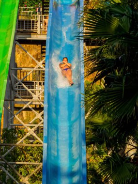 Nha Trang, Vietnam - 23 Aralık 2019: Vininci Su Parkı 'nda eğlenen kız.