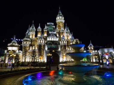 Nha Trang, Vietnam - 23 Aralık 2019: Geceleyin VinPearl Lunaparkı.