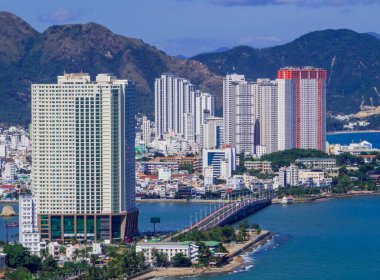 Nha Trang, Vietnam - 24 Aralık 2019: Deniz kenarındaki modern binalar.