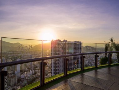 Nha Trang, Vietnam - 24 Aralık 2019: Skylight Havana Plaj Kulübü 'nden gün batımı manzarası.