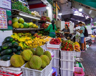 Nha Trang, Vietnam - 26 Aralık 2019: Eski kasabadaki sokak pazarı. 