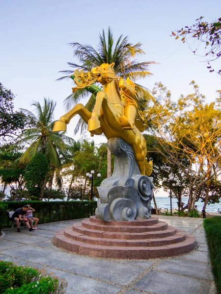 Нятранг Вьетнам Декабря 2019 Года Статуя Золотой Лошади Возле Лонг — стоковое фото