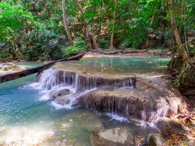 Kanchanaburi, Tayland 'daki Erawan Şelaleleri manzarası