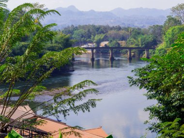 Kanchanaburi, Tayland 'daki Kwai Nehri' ndeki köprünün manzarası.