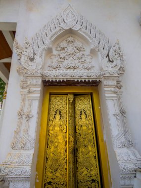 Kanchanaburi, Tayland 'daki Wat Trai Rattanaram Budist Tapınağı' nın girişi görünüyor.