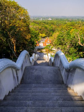 Pattaya, Tayland 'daki Phra Maha Mondop Phutthabat Tapınağı' nın merdiven manzarası