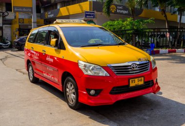 Pattaya, Tayland - 29 Aralık 2019: Şehir merkezinde Taksi. 