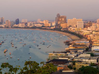 Pattaya, Tayland - 30 Aralık 2019 Phratamnak Tepesi 'nden şehir manzarası.