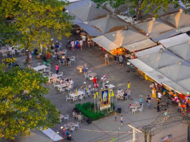 Pattaya, Tayland - 31 Aralık 2019: Pattaya Park 'taki Gece Pazarı' nın Hava Görüntüsü.