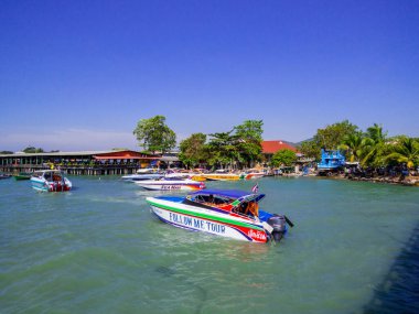 Ban Phe, Tayland - 3 Ocak 2020 Nuanthip Rıhtımında tekneler.