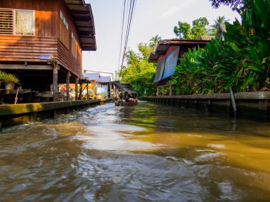 Damnoen Saduak, Tayland - 3 Ocak 2020: Geleneksel Damnoen Saduak Yüzen Pazarı.