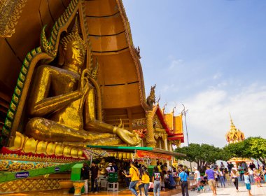 Kanchanaburi, Tayland - 3 Ocak 2020: Wat Tham Suea 'daki Altın Buda manzarası).