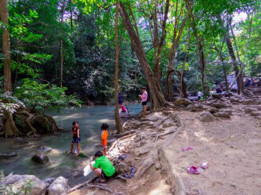Erawan Ulusal Parkı, Tayland - 3 Ocak 2020: Erawan Şelaleleri yakınındaki insanlar.
