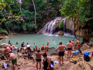 Erawan Ulusal Parkı, Tayland - 3 Ocak 2020: Erawan Şelaleleri 'ndeki insanlar.