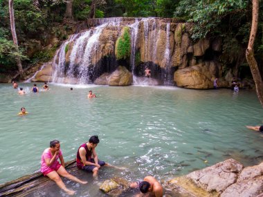 Erawan Ulusal Parkı, Tayland - 3 Ocak 2020: Erawan Şelaleleri 'ndeki insanlar.