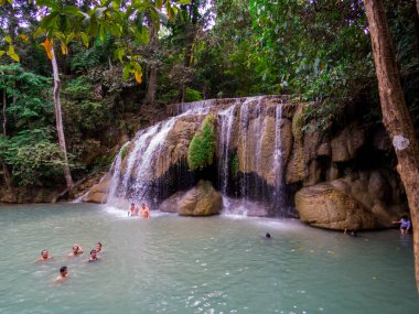 Erawan Ulusal Parkı, Tayland - 3 Ocak 2020: Erawan Şelaleleri 'ndeki insanlar.