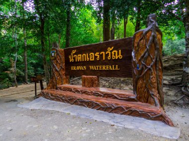 Erawan Ulusal Parkı, Tayland - 3 Ocak 2020: Erawan Şelalesi İşareti.